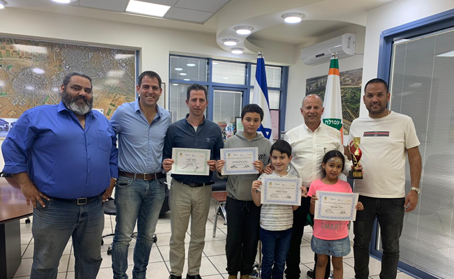 ראש-מועדון-השחמט-ומנל-אגף-הספורט-עם-ראש-העיר-אבי-אלקבץ 