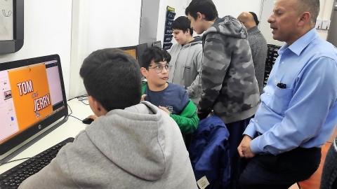 ראש העיר מקבל הסבר מתלמידים בעפולה על לימודי סייבר.jpg