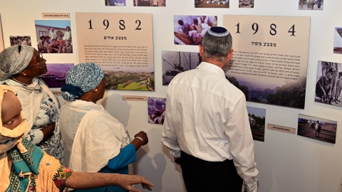 אבי אלקבץ מתרשם מחדר ההנצחה החדש.JPG