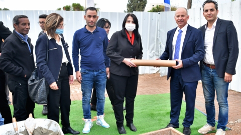 ראש העיר ומנהלת מחוז צפון של משרד החינוך לפני מספר חודשים בהנחת אבן הפינה לבית ספר אלומות החדש.JPG