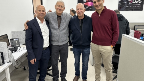 ראש העיר אלקבץ עם המנכל ובעלי קבוצת תקשוב האחים לבנת.jpg