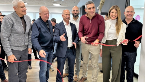 ראש העיר אלקבץ עם בעלי קבוצת תקשוב בחנוכת המרכז בעפולה.jpg