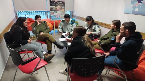 מפקד לשכת גיוס במפגש עם מועמדים לגיוס.jpg