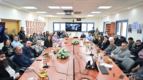 בני משפחה, חברים ועובדי עירייה השתתפו בטקס ההנצחה לאריה גולדברג זל.jpg