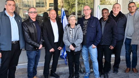 ראש העיר, סגניו, חברי מועצה ובני משפחת גולדברג על רקע השלט והחנות.JPG