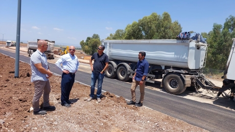 ראש העיר ומהנדס העיר בסיור בכביש החדש שנסלל - כביש חורשה.jpg