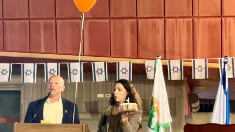 ראש העיר אבי אלקבץ מציין את יום הולדתו של התינוק החטוף כפיר ביבס.jpg