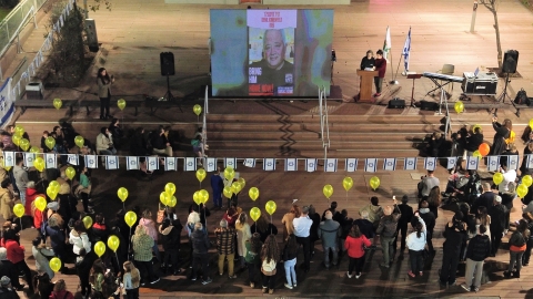 החטופהאביבה סיגל ובתה אילן טיב בעצרת.JPG