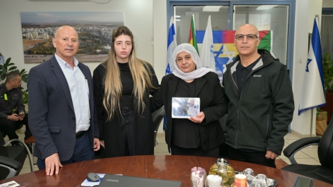משפחת חבקה בלשכת ראש העיר.JPG
