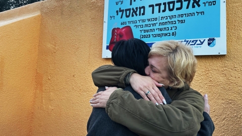 חיבוק אמהות שכולות של אלכסנדר מאסליי ודניאל ביזגודוב.jpg