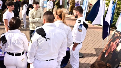 יחידות צהל מסבירים לבני הנוער בעפולה.jpg