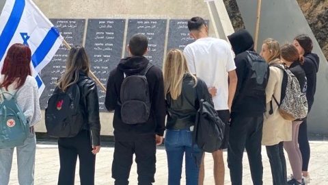 תלמידי בית הספר באחד הביקורים באתר הנצחה של החללים הדרוזים.jpg