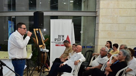 יור יד לבנים עפולה אלי ימין עם הספרים שחולקו למשפחות.JPG
