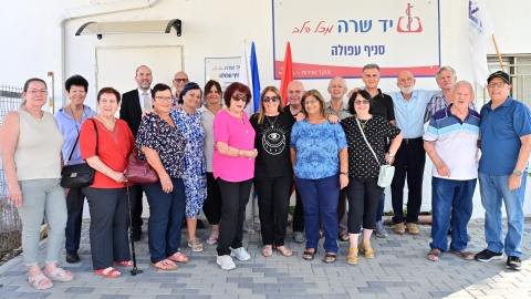 ראש העיר ומנכל יד שרה עם המתנדבים העפולאים.jpg