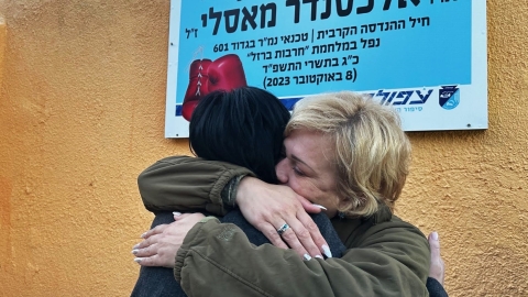 חיבוק אמהות שכולות של אלכסנדר מאסליי ודניאל ביזגודוב.jpg